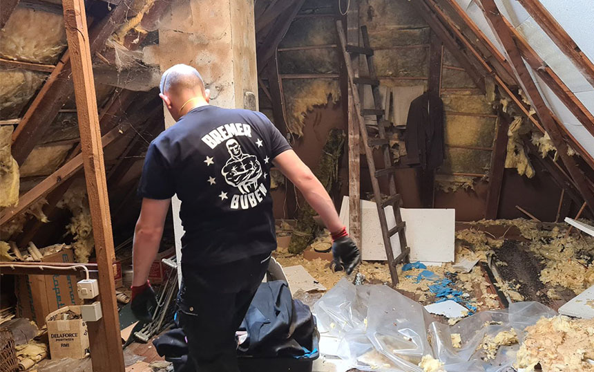 Mitarbeiter im Dachgeschoss bei einer Entrümpelung in Bremen